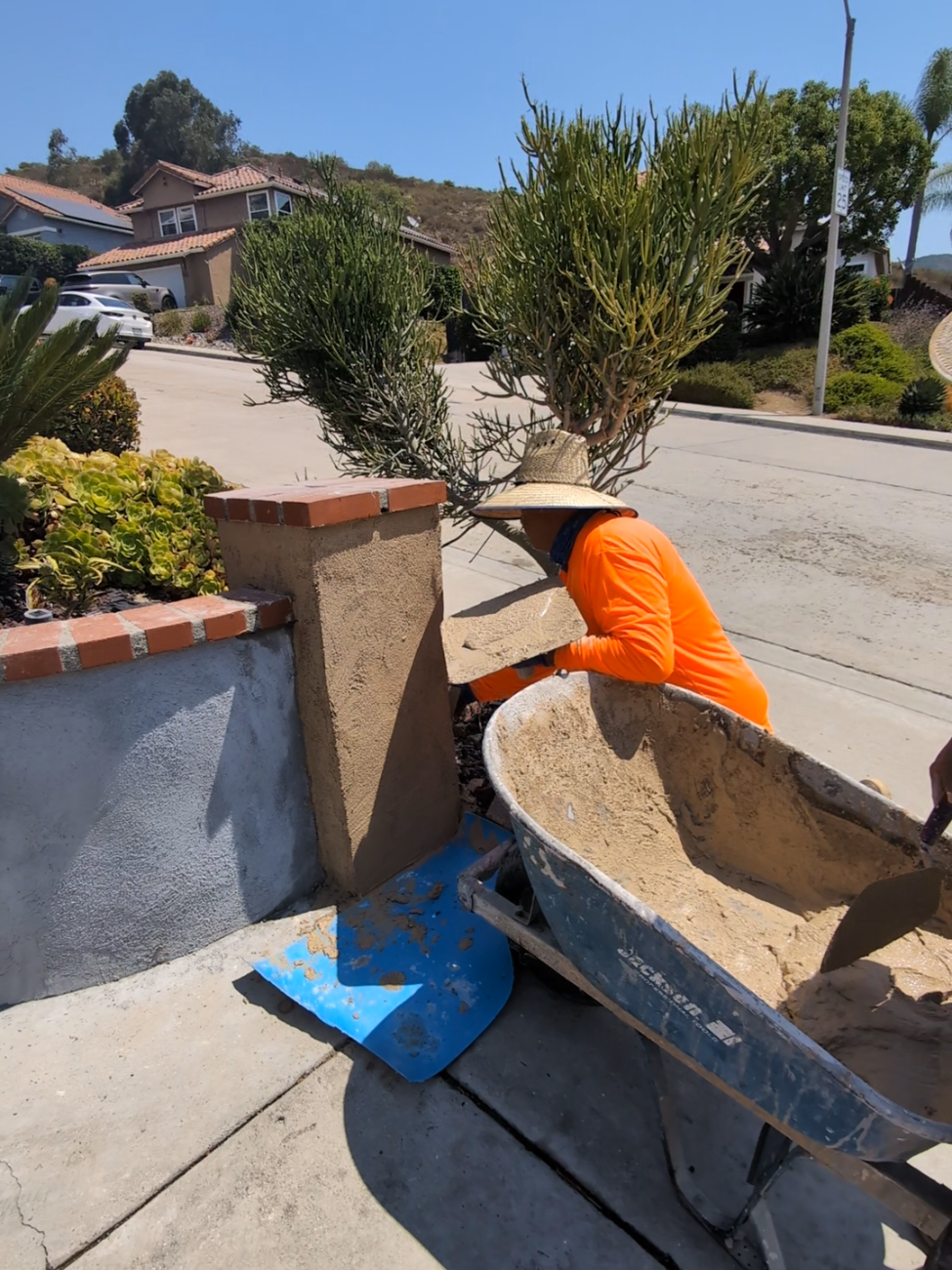 Front Yard Stucco Retaining Walls, Pilaster Columns & Brick Coping in San Diego (2026 Curb Appeal Guide)