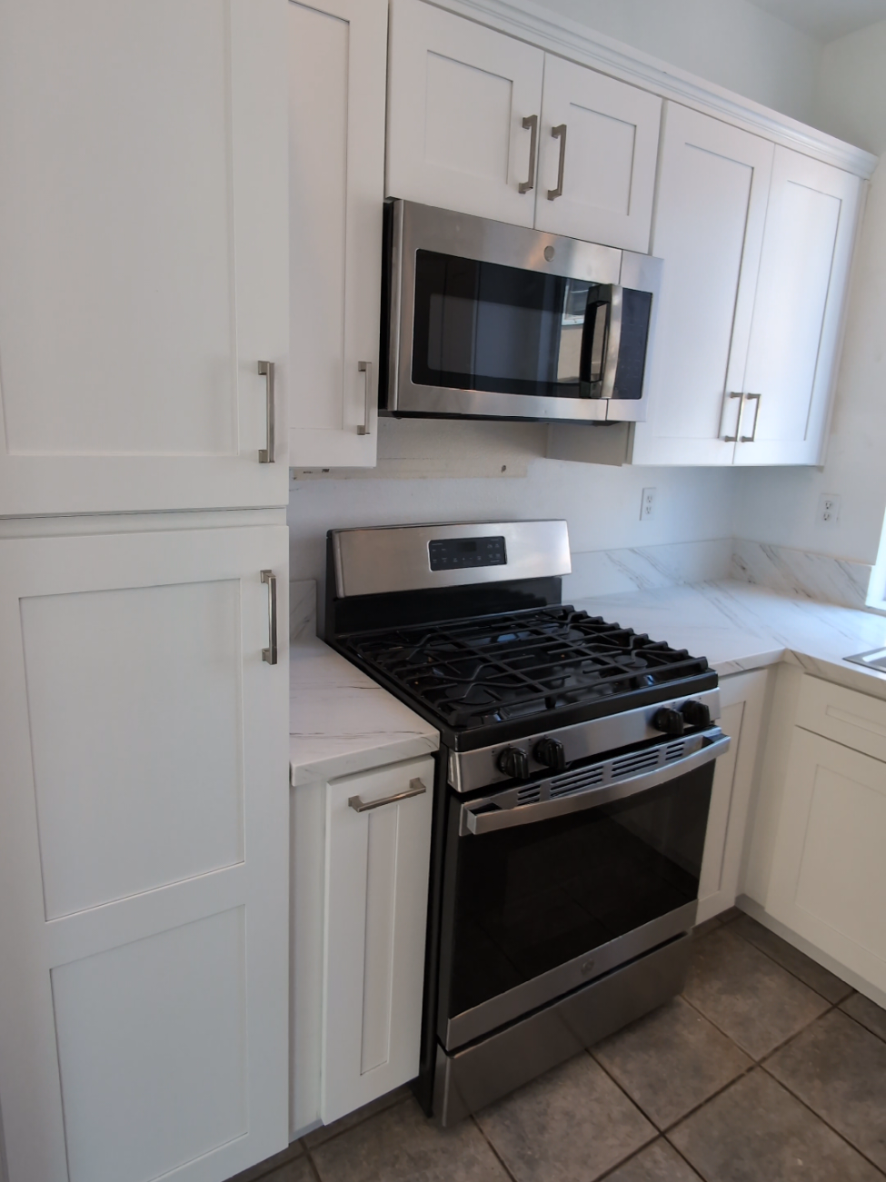 Modern Kitchen Remodeling in San Diego: White Shaker Cabinets & Quartz Countertops